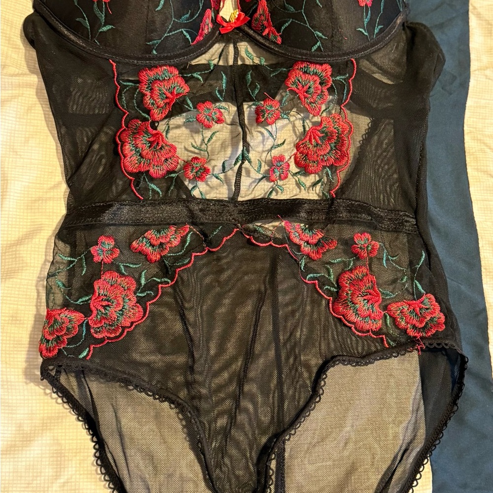 Daisy Fuentes Black and Red Lace Chemise, used, like new condition